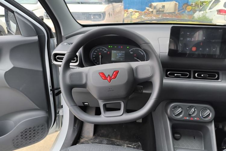 Used Wuling Hongguang New Energy 2024 All-Electric Model 300KM Standard Version Steering Wheel