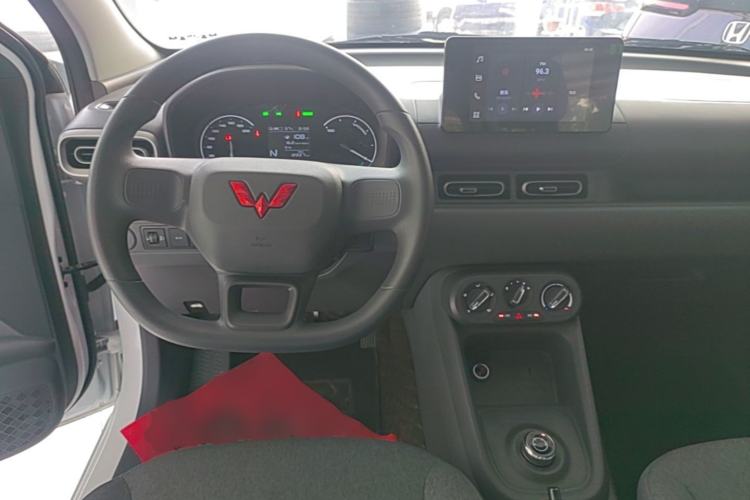 Used Wuling Hongguang New Energy 2024 All-Electric Model 300KM Standard Version Steering Wheel