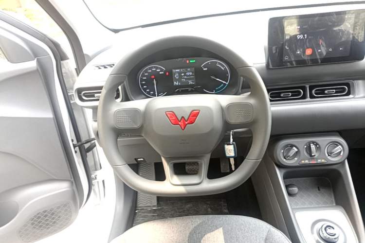 Used Wuling Hongguang New Energy 2024 All-Electric Model 300KM Standard Version Steering Wheel