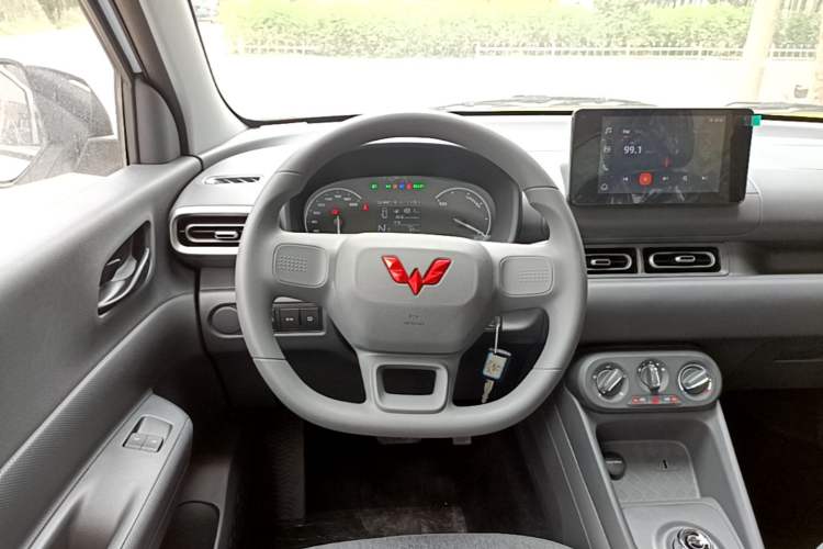 Used Wuling Hongguang New Energy 2024 All-Electric Model 300KM Standard Version Steering Wheel