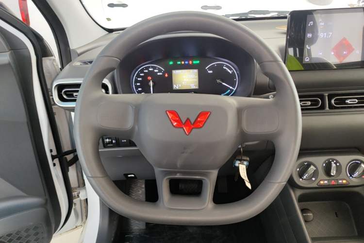 Used Wuling Hongguang New Energy 2024 All-Electric Model 300KM Standard Version Steering Wheel