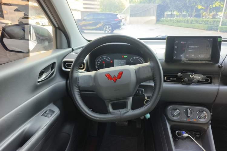 Used Wuling Hongguang New Energy 2024 All-Electric Model 300KM Standard Version Steering Wheel