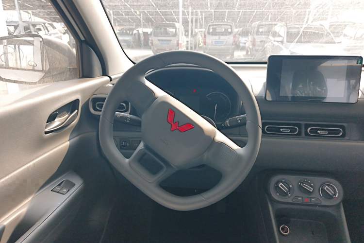 Used Wuling Hongguang New Energy 2024 All-Electric Model 300KM Standard Version Steering Wheel