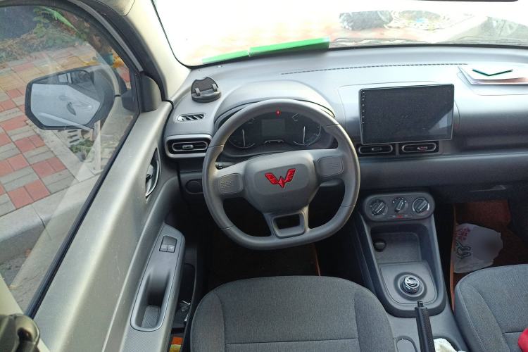 Used Wuling Hongguang New Energy 2024 All-Electric Model 300KM Standard Version Steering Wheel