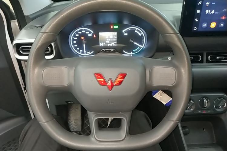 Used Wuling Hongguang New Energy 2024 All-Electric Model 300KM Standard Version Steering Wheel