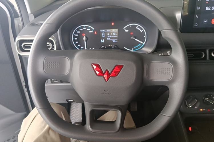 Used Wuling Hongguang New Energy 2024 All-Electric Model 300KM Standard Version Steering Wheel