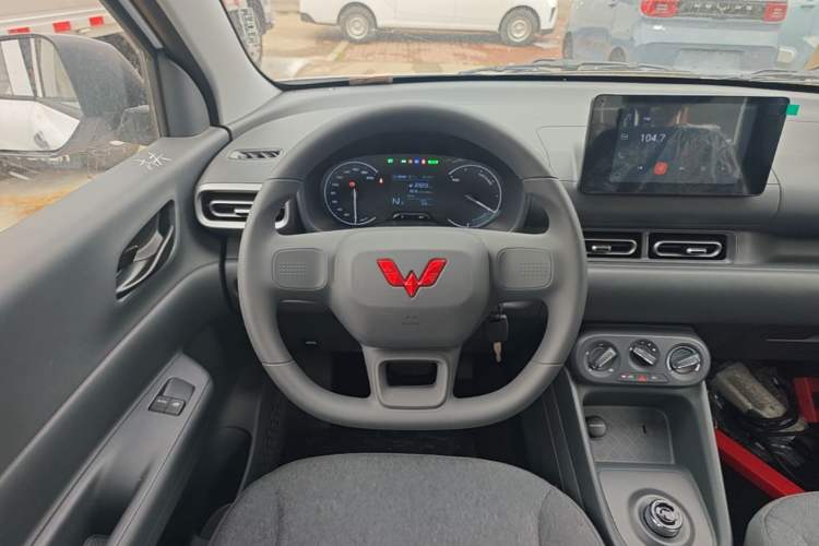 Used Wuling Hongguang New Energy 2024 All-Electric Model 300KM Standard Version Steering Wheel