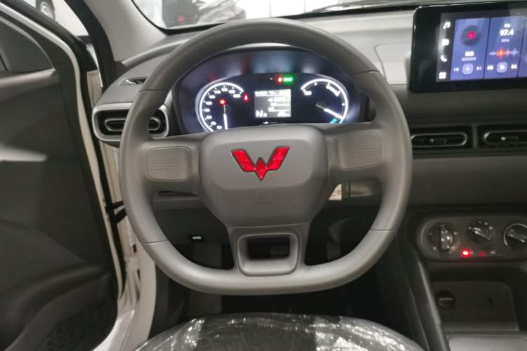 Used Wuling Hongguang New Energy 2024 All-Electric Model 300KM Standard Version Steering Wheel