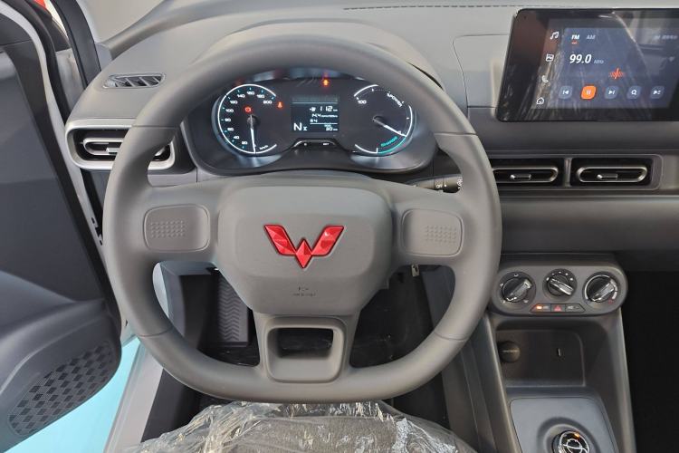 Used Wuling Hongguang New Energy 2024 All-Electric Model 300KM Standard Version Steering Wheel