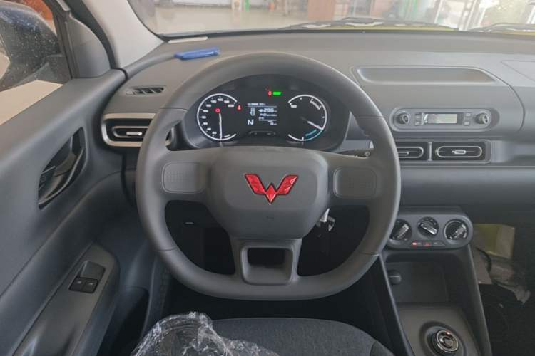 Used Wuling Hongguang New Energy 2024 All-Electric Model 300KM Practical Version Steering Wheel