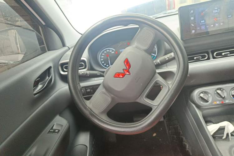 Used Wuling Hongguang New Energy 2024 All-Electric Model 300KM Standard Version Steering Wheel