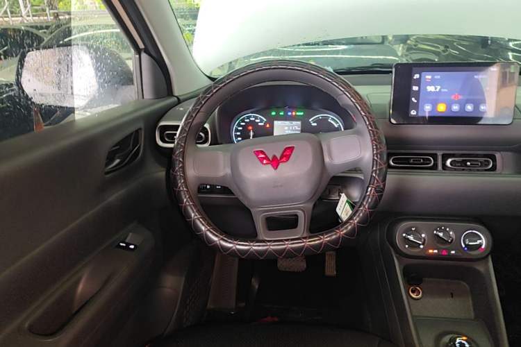 Used Wuling Hongguang New Energy 2024 All-Electric Model 300KM Standard Version Steering Wheel