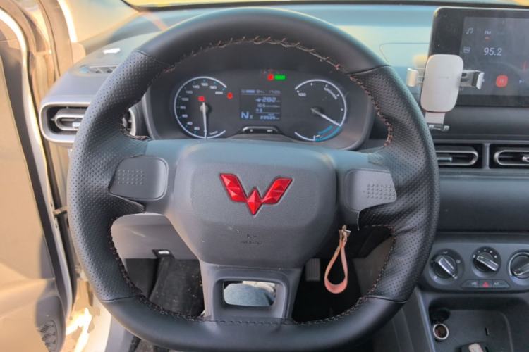 Used Wuling Hongguang New Energy 2024 All-Electric Model 300KM Standard Version Steering Wheel