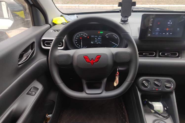 Used Wuling Hongguang New Energy 2024 All-Electric Model 300KM Standard Version Steering Wheel