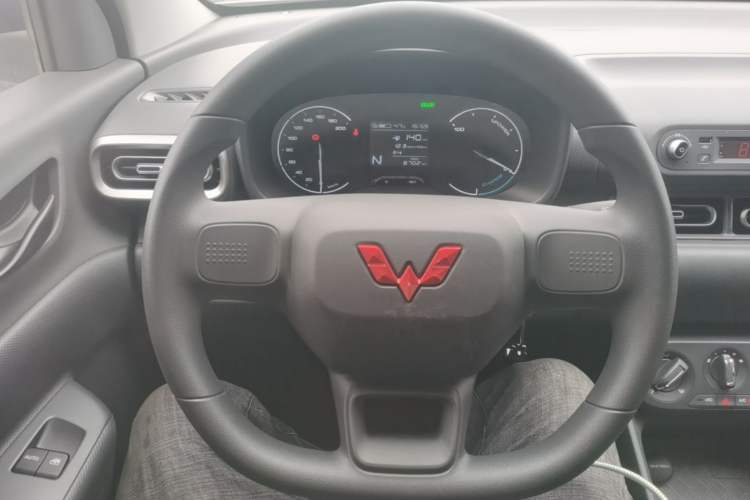 Used Wuling Hongguang New Energy 2024 All-Electric Model 300KM Practical Version Steering Wheel