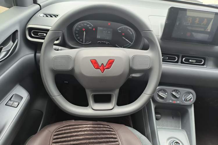 Used Wuling Hongguang New Energy 2024 All-Electric Model 300KM Standard Version Steering Wheel