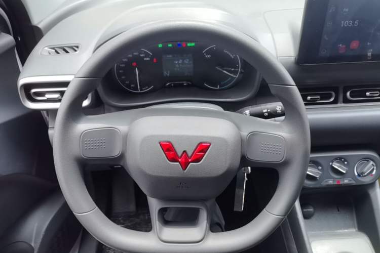 Used Wuling Hongguang New Energy 2024 All-Electric Model 300KM Standard Version Steering Wheel