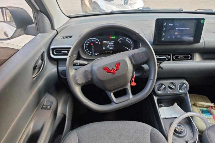 Used Wuling Hongguang New Energy 2024 All-Electric Model 300KM Standard Version Steering Wheel
