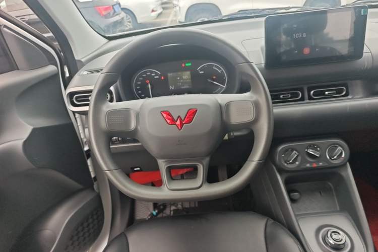 Used Wuling Hongguang New Energy 2024 All-Electric Model 300KM Standard Version Steering Wheel