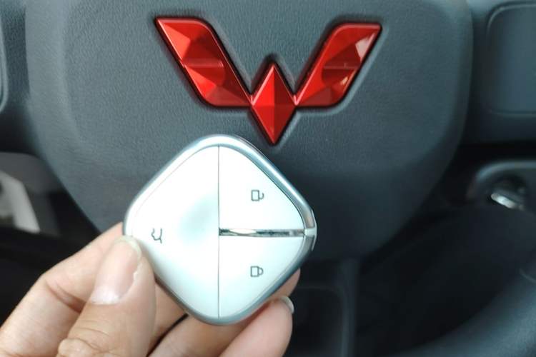 Used Wuling Hongguang New Energy 2024 All-Electric Model 300KM Standard Version Vehicle Key