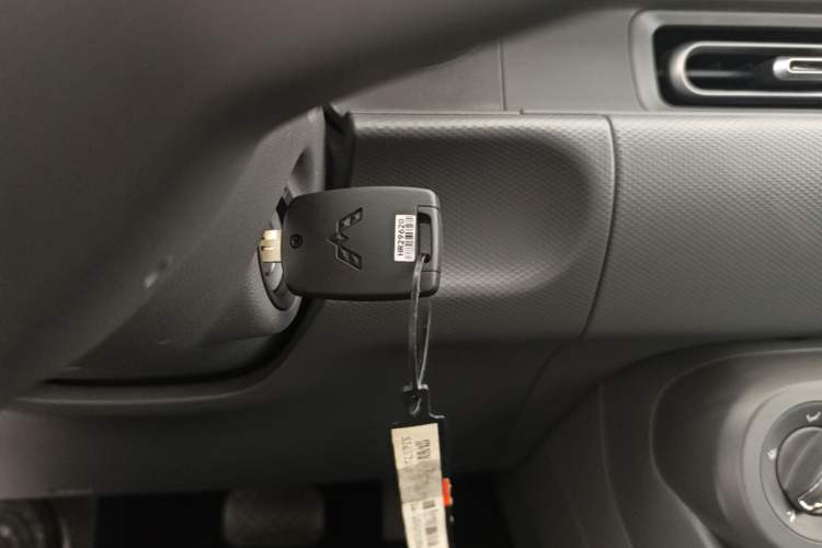 Used Wuling Hongguang New Energy 2024 All-Electric Model 300KM Practical Version Vehicle Key