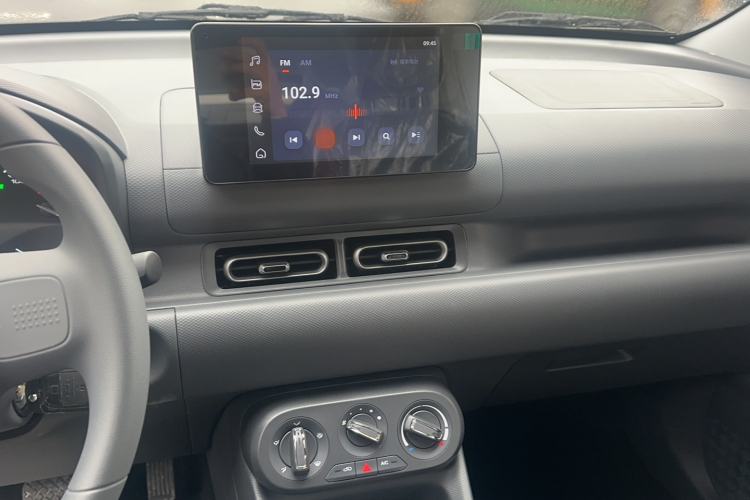 Used Wuling Hongguang New Energy 2025 Extended-Range Hybrid 50KM Comfort Version Audio And AC Panel