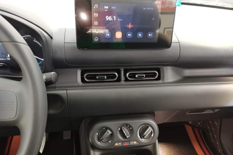 Used Wuling Hongguang New Energy 2025 Extended-Range Hybrid 50KM Comfort Version Audio And AC Panel