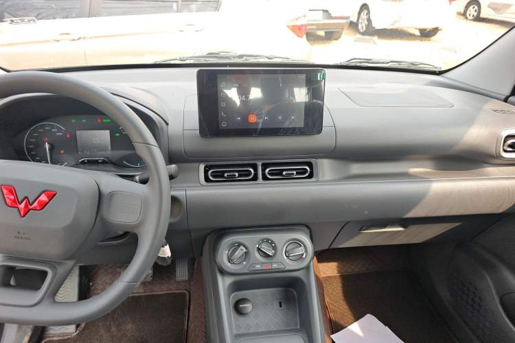 Used Wuling Hongguang New Energy 2025 Extended-Range Hybrid 50KM Comfort Version Audio And AC Panel