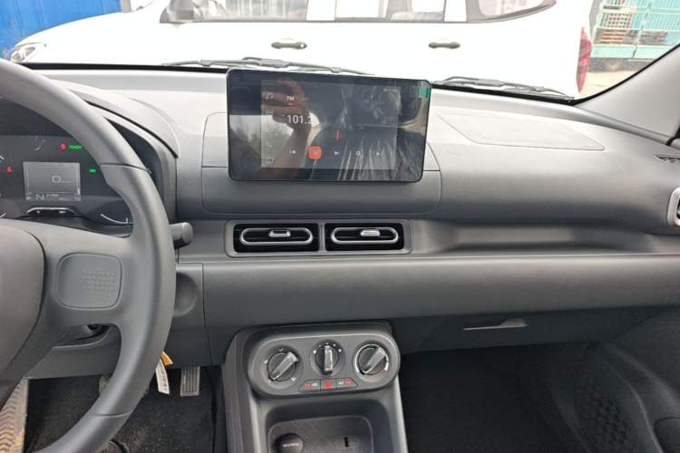 Used Wuling Hongguang New Energy 2025 Extended-Range Hybrid 50KM Comfort Version Audio And AC Panel