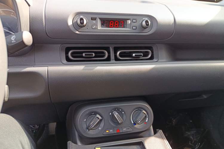Used Wuling Hongguang New Energy 2025 Extended-Range Hybrid 50 km Utility Version Audio And AC Panel