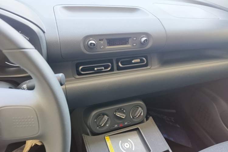 Used Wuling Hongguang New Energy 2025 Extended-Range Hybrid 50 km Utility Version Audio And AC Panel