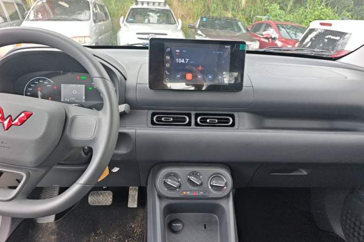 Used Wuling Hongguang New Energy 2025 Extended-Range Hybrid 50 km Standard Version Audio And AC Panel