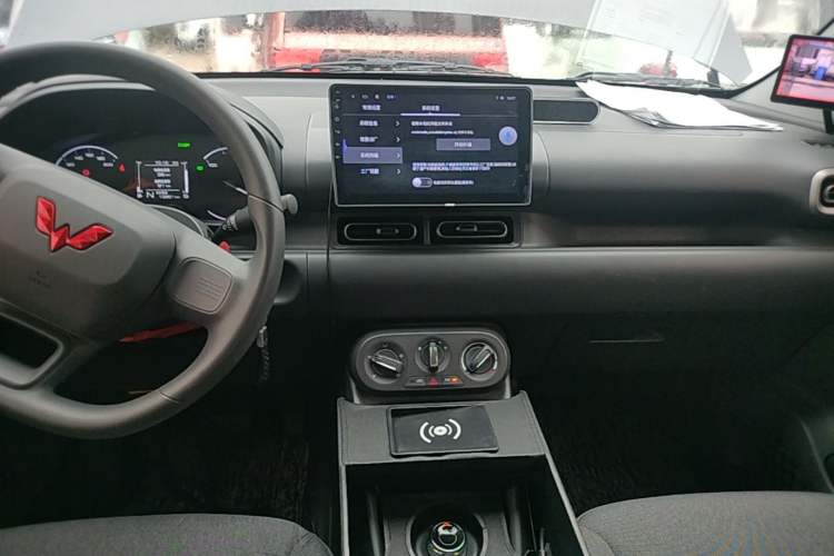Used Wuling Hongguang New Energy 2025 Extended-Range Hybrid 50KM Comfort Version Audio And AC Panel