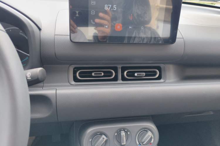 Used Wuling Hongguang New Energy 2025 Extended-Range Hybrid 50KM Comfort Version Audio And AC Panel