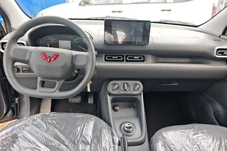 Used Wuling Hongguang New Energy 2025 Extended-Range Hybrid 50KM Comfort Version Center Console