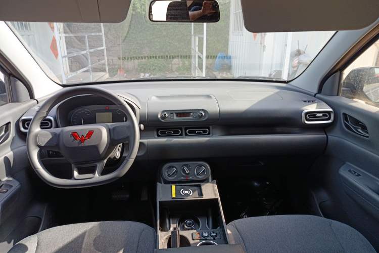 Used Wuling Hongguang New Energy 2025 Extended-Range Hybrid 50 km Utility Version Center Console
