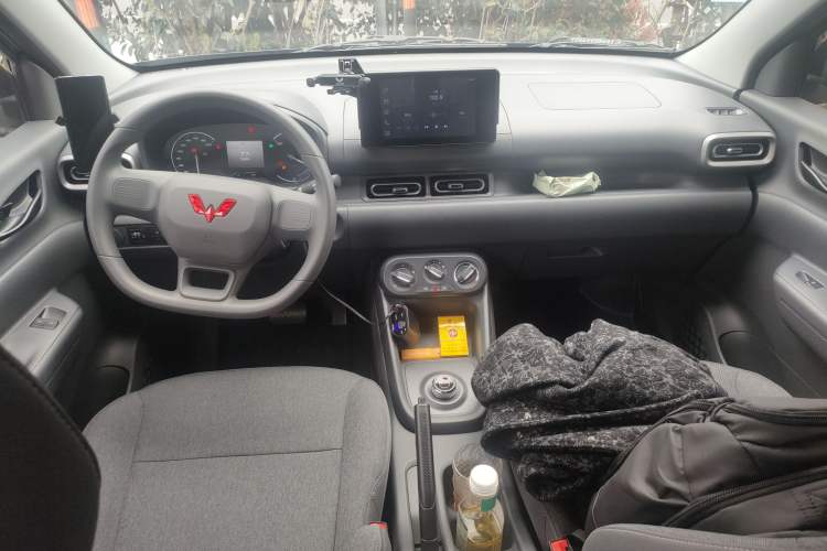 Used Wuling Hongguang New Energy 2025 Model Range-Extending Hybrid 150KM Standard Edition Center Console