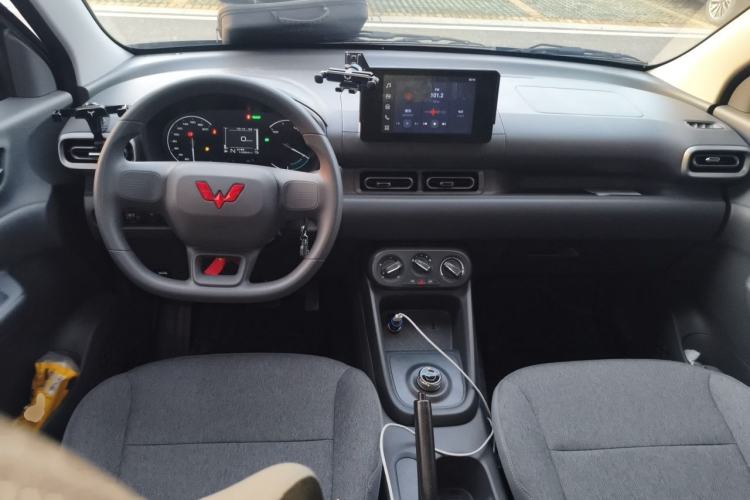Used Wuling Hongguang New Energy 2025 Model Range-Extending Hybrid 150KM Standard Edition Center Console