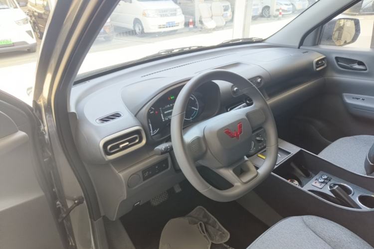 Used Wuling Hongguang New Energy 2025 Extended-Range Hybrid 50 km Utility Version Center Console