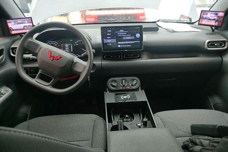 Used Wuling Hongguang New Energy 2025 Extended-Range Hybrid 50KM Comfort Version Center Console