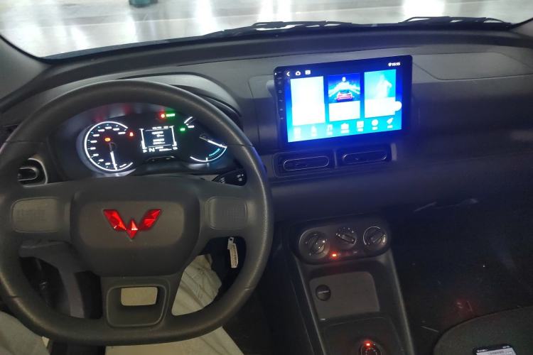 Used Wuling Hongguang New Energy 2025 Extended-Range Hybrid 50 km Utility Version Center Console
