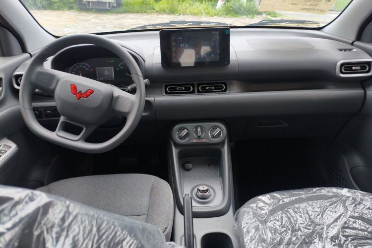 Used Wuling Hongguang New Energy 2025 Extended-Range Hybrid 50KM Comfort Version Center Console