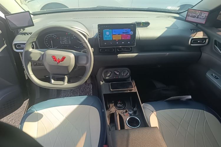 Used Wuling Hongguang New Energy 2025 Extended-Range Hybrid 50KM Comfort Version Center Console