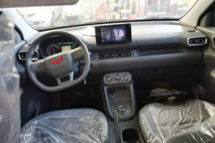 Used Wuling Hongguang New Energy 2025 Extended-Range Hybrid 50 km Standard Version Center Console