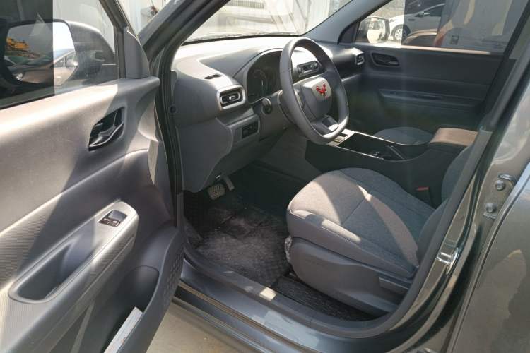 Used Wuling Hongguang New Energy 2025 Extended-Range Hybrid 50 km Utility Version Driver Seat