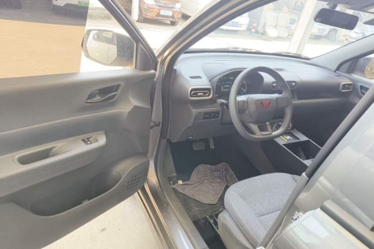 Used Wuling Hongguang New Energy 2025 Extended-Range Hybrid 50 km Utility Version Driver Seat