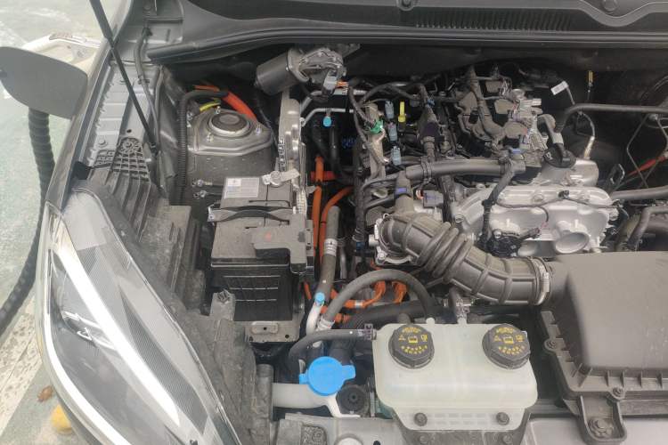 Used Wuling Hongguang New Energy 2025 Model Range-Extending Hybrid 150KM Standard Edition Engine Bay Right
