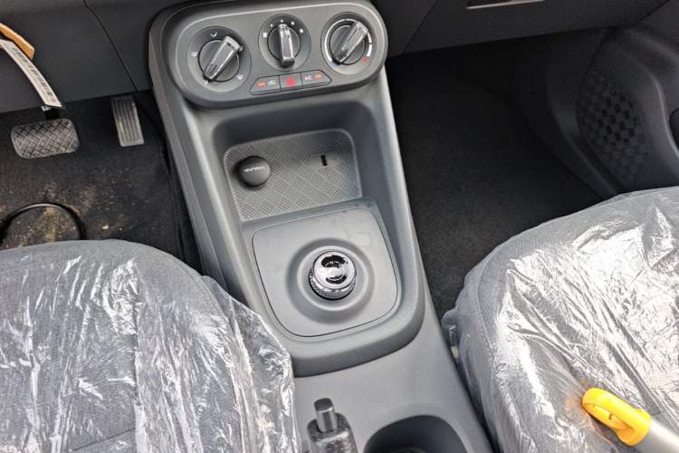 Used Wuling Hongguang New Energy 2025 Extended-Range Hybrid 50KM Comfort Version Gear Lever