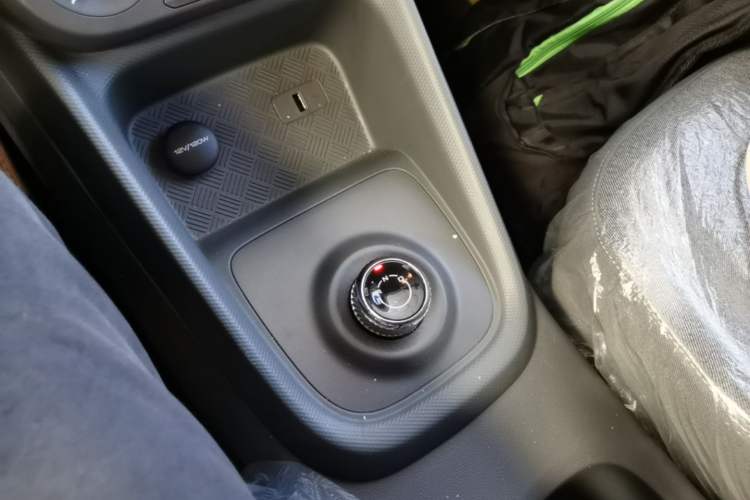 Used Wuling Hongguang New Energy 2025 Extended-Range Hybrid 50 km Standard Version Gear Lever