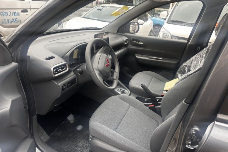 Used Wuling Hongguang New Energy 2025 Extended-Range Hybrid 50KM Comfort Version Interior 1